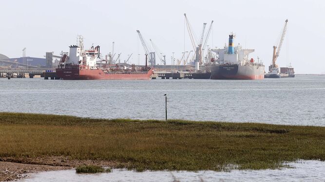 Buques de mercancía en el Puerto de Huelva.