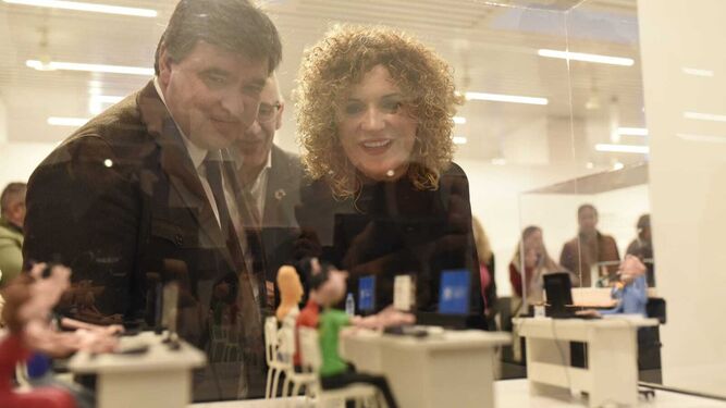 La presidenta de la Diputación de Huelva, María Eugenia Limón y el alcalde de Huelva, Gabriel Cruz, en la inauguración de la muestra