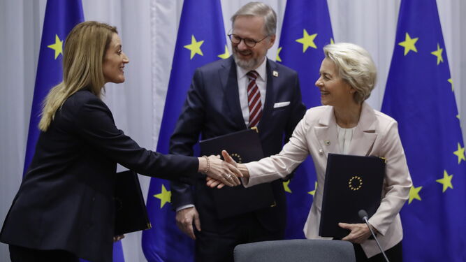La presidenta del Parlamento Europeo, Roberta Metsola (izq.), saluda a la de la Comisión Europea, Ursula von der Leyen.