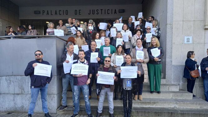 Concentración de CSIF en el Palacio de Justicia de Huelva.