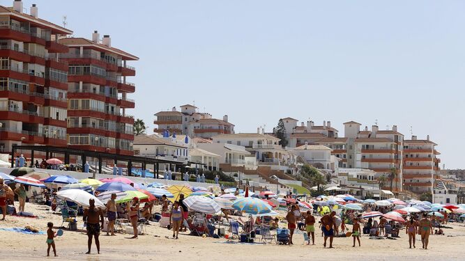 Bloques de viviendas en primera línea de playa en Matalascañas.