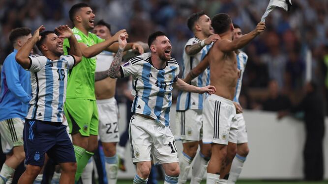Messi celebra el título mundial con el resto de sus compañeros.