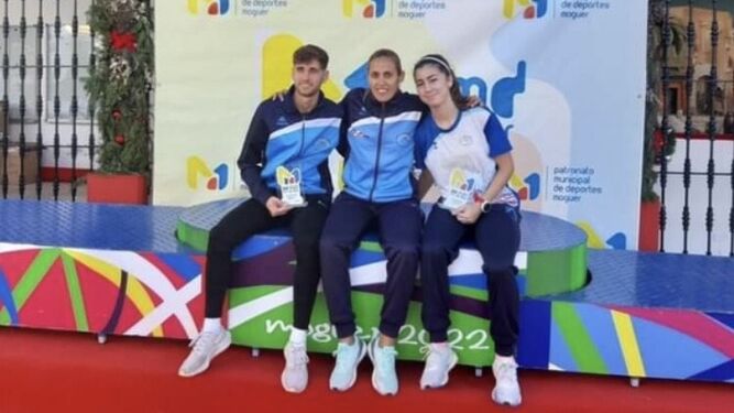 Alejandro Villalta e Irene Miranda, con su entrenadora Ana Belén Beltrán.