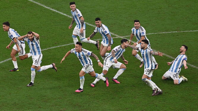 Los argentinos celebran el título tras el último penalti