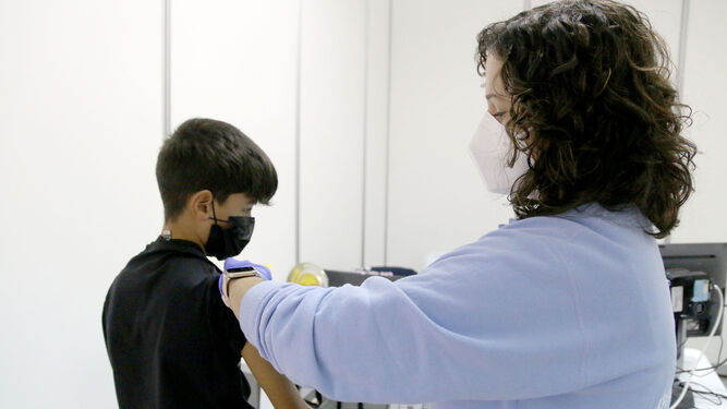 Un niño recibe una vacuna en un centro de salud de Andalucía
