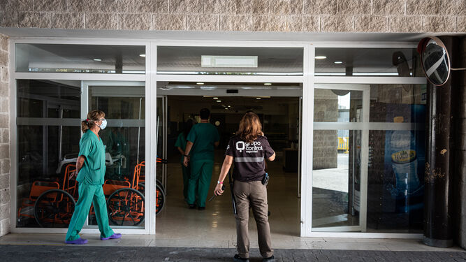 Una vigilante de seguridad en las inmediaciones del hospital Juan Ramón Jiménez.