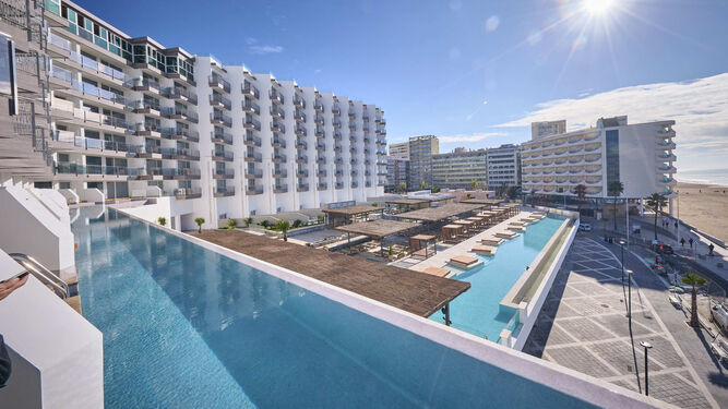 El Hotel Cádiz Bahía, del Grupo Q, abrió hace unas semanas en la antigua residencia de Tiempo Libre de la capital.
