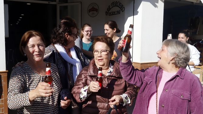 Marce y Feli brindan con sendos botellines de cerveza acompañadas por una amida en el bar de la familia.