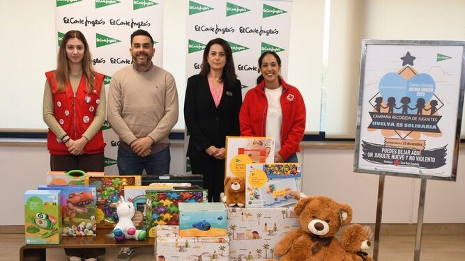 El Corte Inglés hace entrega a Cruz Roja en Huelva de los juguetes donados por sus clientes