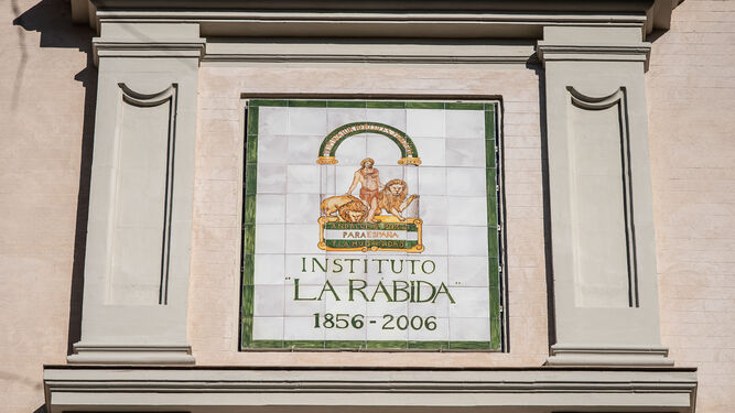 Placa del Instituto La Rábida con su fecha de apertura
