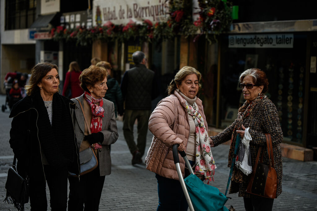 Las calles de Huelva y las terrazas abarrotadas en la ma&ntilde;ana del 24, en im&aacute;genes