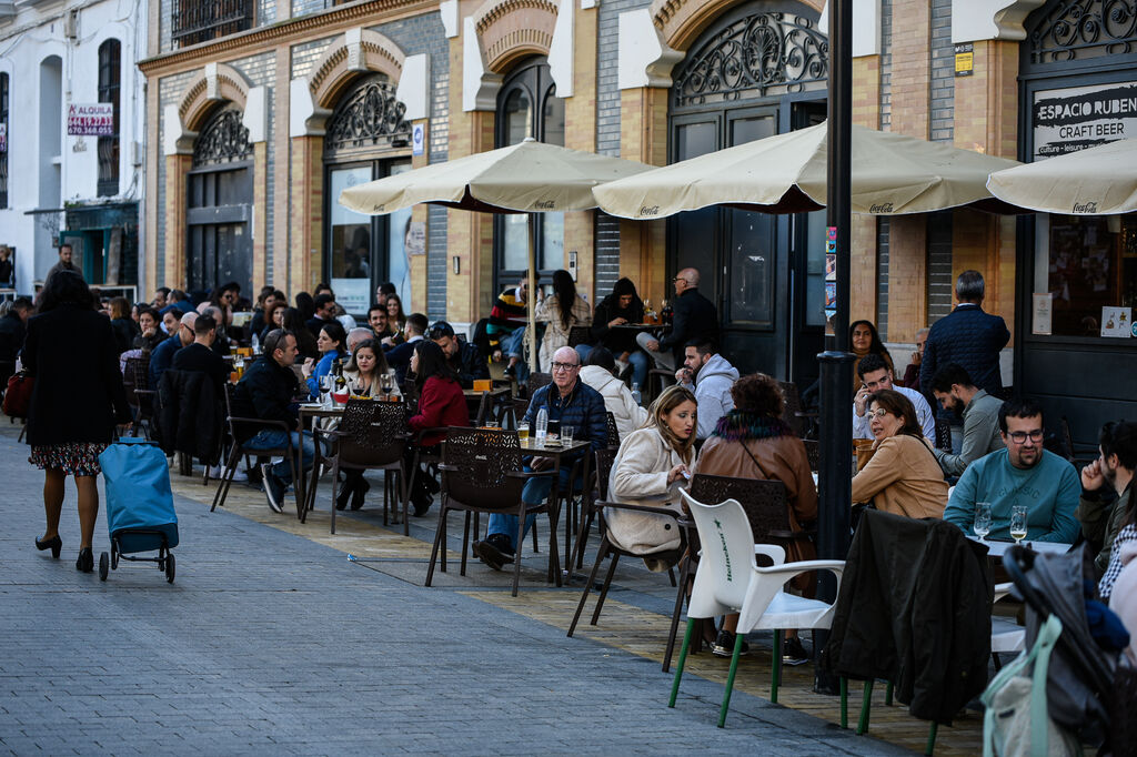 Las calles de Huelva y las terrazas abarrotadas en la ma&ntilde;ana del 24, en im&aacute;genes