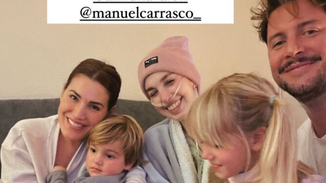 Manuel Carrasco y su familia hacen una visita de apoyo a Elena Huelva