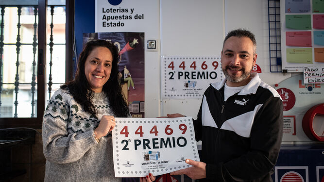Los dos vendedores que repartieron este año el segundo premio de El Niño en Huelva.