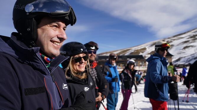 Juanma Moreno, con la consejera de Fomento, Marifrán Carazo, este viernes en la estación de esquí de Sierra Nevada