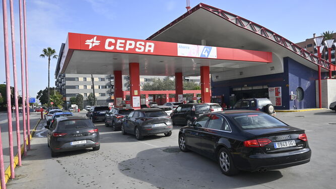 Colas en la gasolinera de Cepsa en la avenida de Andalucía