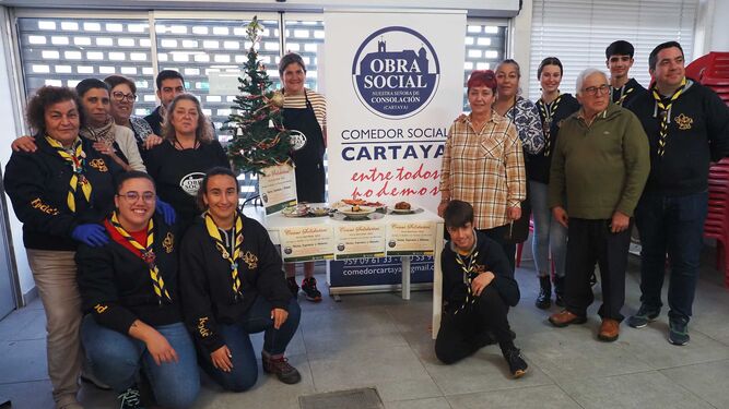 Voluntarios del Comedor Social de Cartaya junto al menú recién elaborado
