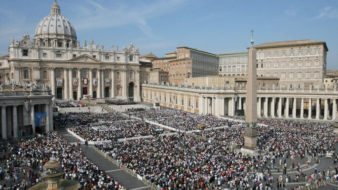 Una multitud de fieles llena la Plaza de  San Pedro del Vaticano durante un acto oficiado por Benedicto XVI.