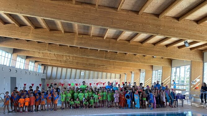 Foto de familia del Encuentro Deportivo de natación en Cartaya.