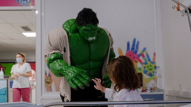 Hulk visita a los niños del Hospital Juan Ramón Jiménez
