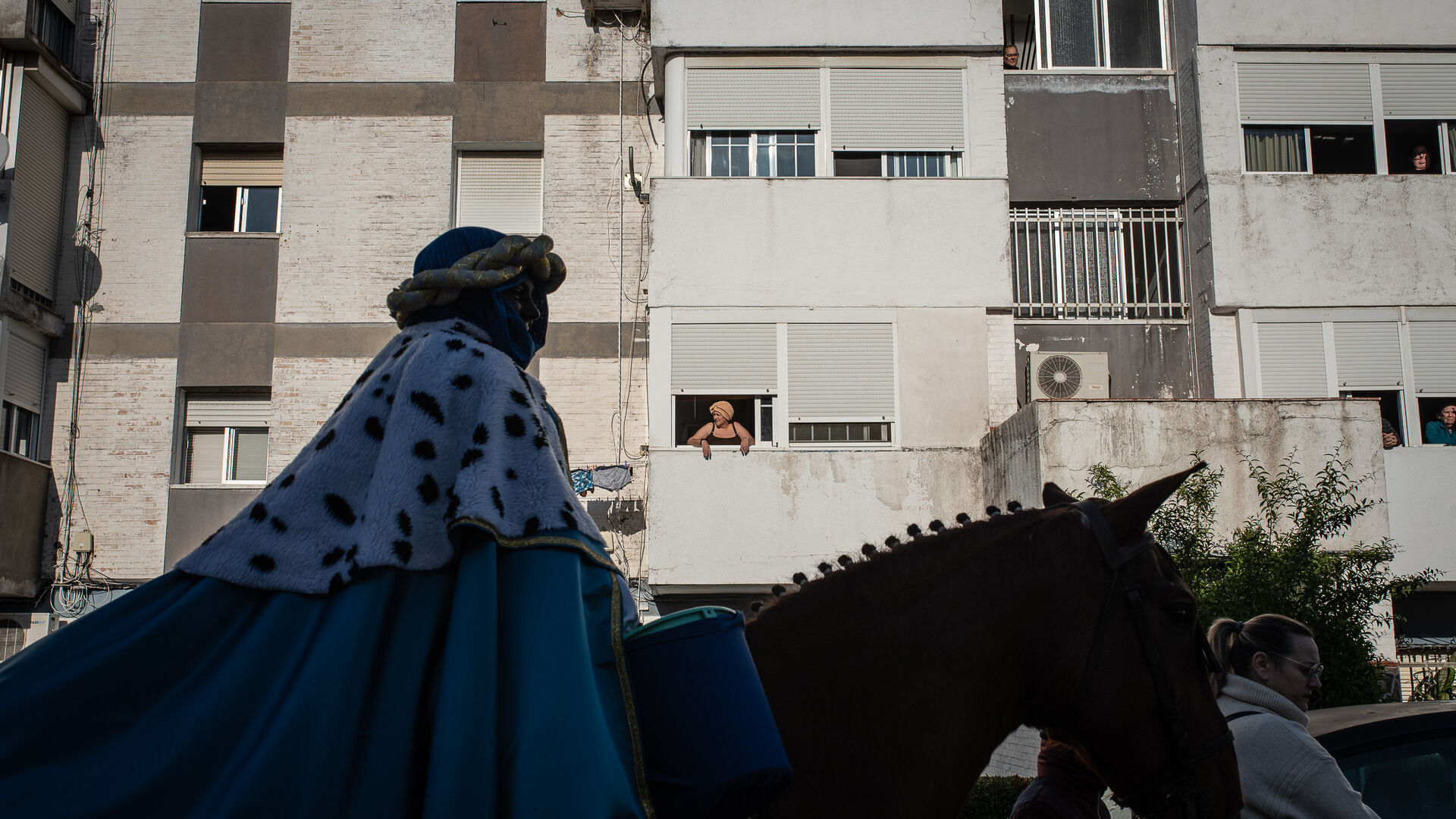 Los Reyes Magos traen la ilusi&oacute;n a los barrios de Huelva, en im&aacute;genes