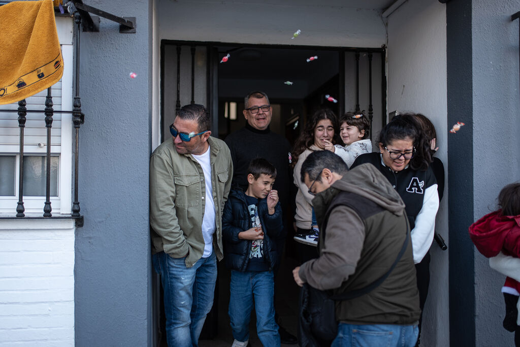 Los Reyes Magos traen la ilusi&oacute;n a los barrios de Huelva, en im&aacute;genes