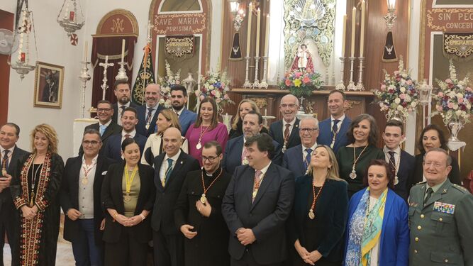 La nueva junta de gobierno de la Hermandad de Emigrantes de Huelva, tras la toma de posesión.