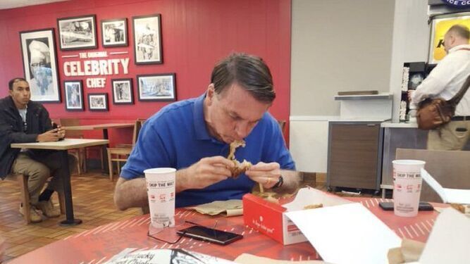 Bolsonaro comiendo en un restaurante de Orlando.