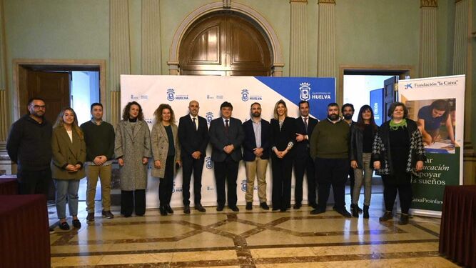 Firma del convenio de 'Caixaproinfancia' entre el Ayuntamiento, la Fundación La Caixa y entidades sociales de Huelva