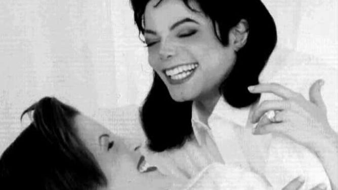 Lisa Marie Presley y Michael Jackson en 1996 cuando estaban casados