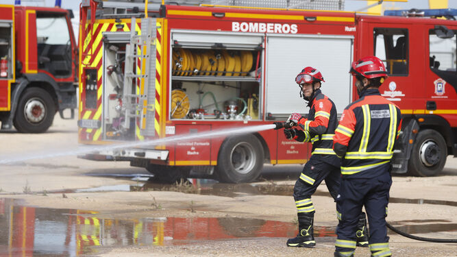 Bomberos de Huelva efectuando tareas de extinción