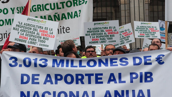 Imagen de la concentración de agricultores ante la sede del Ministerio de Transición Ecológica.