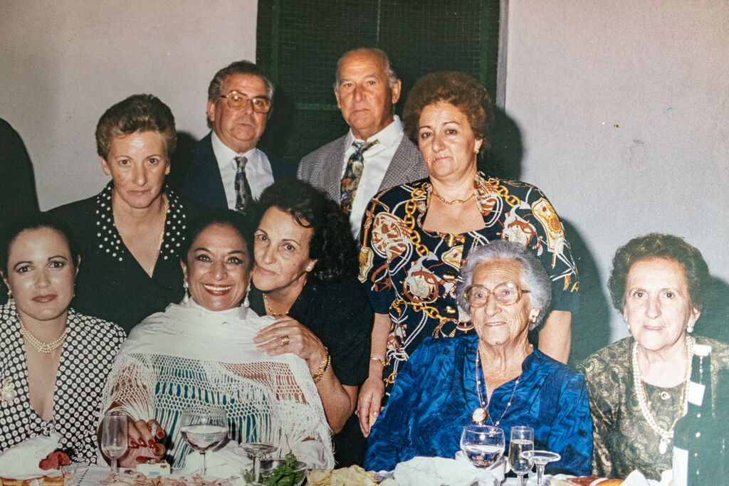 Lola con su familia de La Palma en 1993, cuando fue Capataz de Honor de la Fiesta de La Vendimia