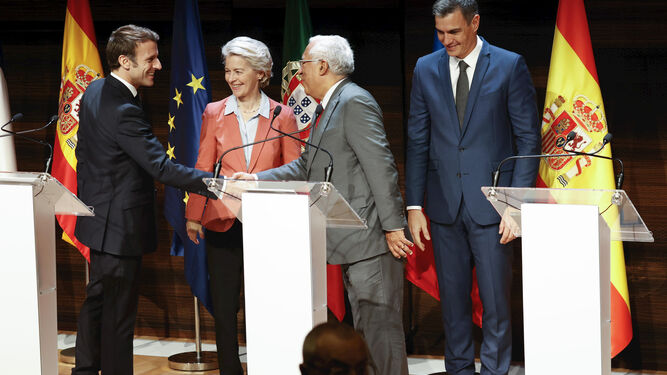 Los presidentes del Gobierno de España, Pedro Sanchez ( dcha), Francia, Emmanuel Macron, (izq) y Portugal, Antonio Costa, (c) más la presidenta de la Comisión Europea, Ursula von der Leyen.