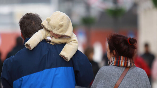 Una familia con ropa de abrigo para combatir el frío.