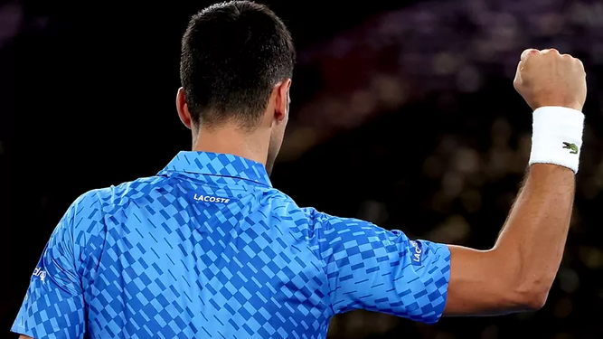 Djokovic alza el puño en el partido ante De Miñaur.