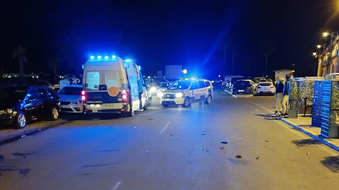 Policía y sanitarios en el lugar del accidente