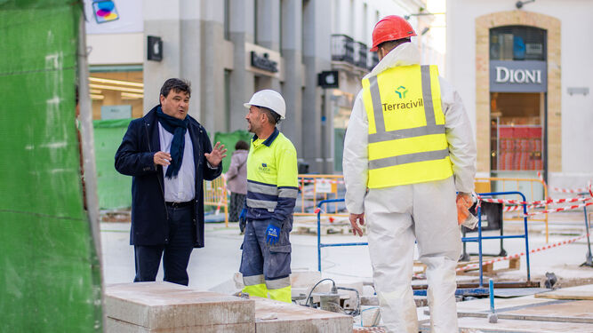 El alcalde de Huelva, Gabriel Cruz, visita las obras