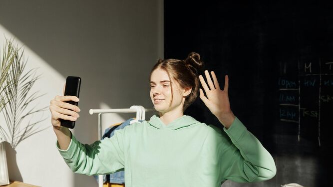 Una joven se comunica a través de su teléfono móvil.