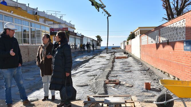 Obras de peatonalización de la calle Sextante de Punta Umbría.