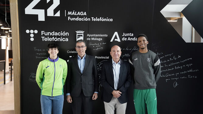 De izquierda a derecha: La jugadora Salomé García, el director del Territorio Sur de Telefónica España, Joaquín Segovia; el presidente de Unicaja Baloncesto, Antonio Jesús López Nieto, y el jugador Tyson Carter, en la sede de ‘42 Málaga’.