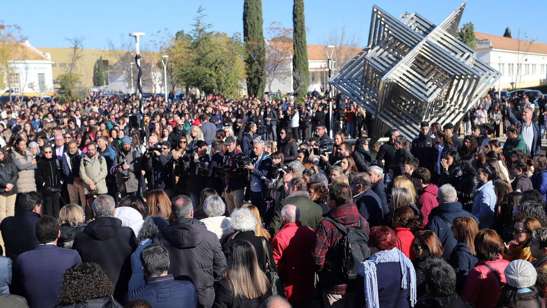 Im&aacute;genes del minuto de silencio guardado en la Universidad de Huelva en memoria de los estudiantes fallecidos en el incendio