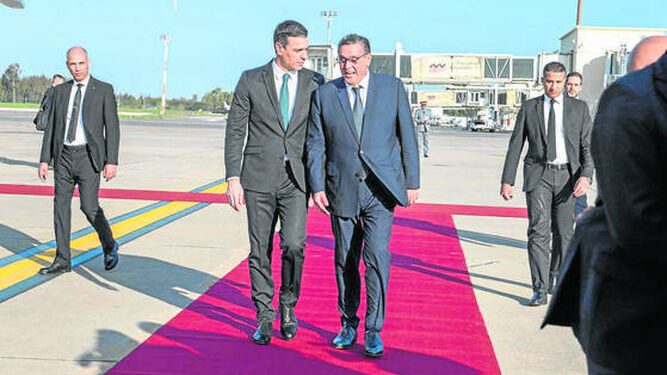 El presidente del Gobierno, Pedro Sánchez, conversa con el jefe del Ejecutivo de Marruecos, Aziz Ajanuch, ayer en el aeropuerto de Rabat.