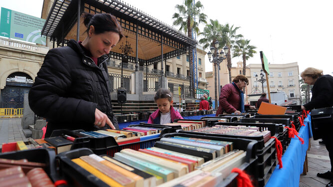 Regresa el mercadillo de libros de Ayre Solidario a la plaza de las Monjas