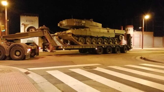 Un Leopard 2A4 sobre la góndola del camión que lo traslada de Zaragoza a Sevilla