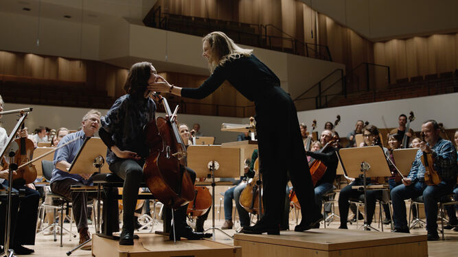 Cate Blanchett ensaya con la orquesta en 'Tár'.