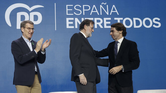 Feijóo aplaude a Rajoy y Aznar, que se saludan