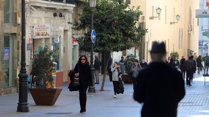 Ciudadanos caminan por una calle de Huelva.
