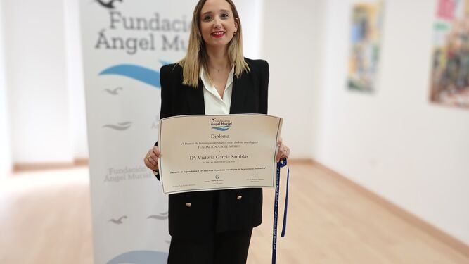 Victoria García Samblás recoge el diploma del premio Ángel Muriel.