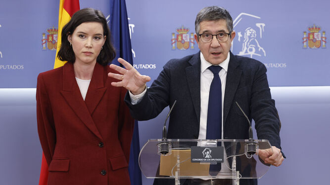 El portavoz del grupo socialista, Patxi López, y la secretaria de Igualdad del PSOE, Andrea Fernández, durante la rueda de prensa ofrecida este lunes en el Congreso.